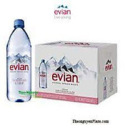 Thùng nước khoáng evian chai nhựa 1l tường đương 12 chai