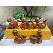 Bộ tượng năm chú tiểu đựng ống tăm bằng gỗ bách xanh thơm nức kt 10 8 6cm