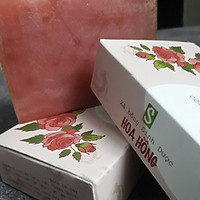 Xà bông Sinh Dược Hoa Hồng giúp làm mềm da, sạch khuẩn, nuôi dưỡng da sáng khỏe, dưỡng ẩm, se khít lỗ chân lông, màu hồng cực ngọt - lên sắc tự nhiên, an toàn, thân thiện.