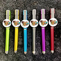 Bút cảm ứng huy hiệu in hình COOKIES RUN anime chibi tiện lợi có giá đỡ (MÀU GIAO NGẪU NHIÊN)