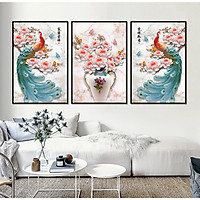 Bộ tranh 3 Bức Dài- Tranh treo phòng khách- Tranh treo tường Chim Công C 60189/Gỗ MDF cao cấp phủ kim sa/ Chống ẩm mốc, mối mọt/Bo viền góc tròn