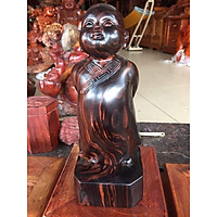 Tượng chú tiểu tùy duyên cao 30cm gỗ mum nguyên khối, mang ý nghĩa vạn sự tùy duyên do trời định