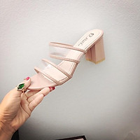 K32: sandal gót vuông quai trong