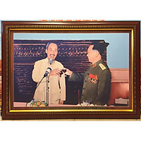 Tranh in dầu- Đại tướng Võ Nguyên Giáp thay mặt bộ Quốc phòng chúc sức khỏe Bác ( 71x101cm & 48x68cm )