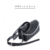 Túi xách nam nữ /1992 s t u d i o/ FLAVIE BAG màu đen dây da kèm phụ kiện dây xích