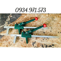 Tay banh lốp xe máy, ô tô khi vá xe