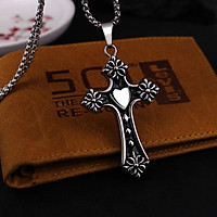 Dây chuyền nam thánh giá chrome hearts đính trái tim cá tính