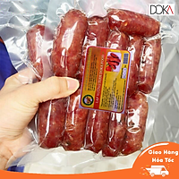 Lạp Xưởng Tươi DOKA FOOD thành phẩm túi 1kg, Loại Đặc Biệt 95% nạc đùi không chất bảo quản, phần da lạp xưởng được làm từ ruột heo, thịt được rửa sạch trước khi làm, vệ sinh trong khi chế biến