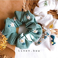 Scrunchies và kẹp linen thêu và kẹp ren