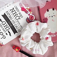 Scrunchies trắng thêu hoa theo tone màu
