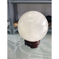 Quả cầu phong thủy đá Thạch Anh trắng 2A - 1,1kg - 9cm - Hợp Mệnh : Thủy, Kim Trọng Lượng: 1,1KG Đường Kín : 9CM Ý Nghĩa : Là biểu tượng của thành công, chiêu tài hóa sát, mang lại vận may, công việc thuận lợi, suôn sẻ Sản phẩm sang trọng, phù hợp để trang trí tại bàn làm việc, phòng khách... và làm quà tặng