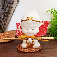 Tượng Chibi Mỹ Hầu Vương 11.5cm bằng gốm trắng (kèm gậy Như Ý + áo choàng + đế tre) - mẫu chấp tay