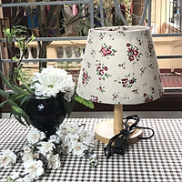 Đèn ngủ để bàn DB-A09 HOA NHÍ HỒNG TÍM, đèn bàn ngủ chóa vải bố linen decor nhà cửa, chân gỗ phong cách, công tắc bật tắt, tặng kèm bóng đèn