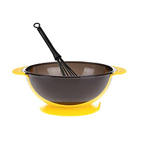 Tô trộn thuốc nhuộm với giác hút cho salon