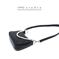 Túi xách nữ/1992 s t u d i o/ / MINI PEARL BAG/ đeo chéo màu đen hoạ tiết trám dễ thương