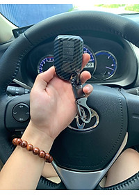 Ốp nhựa carbon lót silicon bảo vệ chìa khóa xe Toyota Vios 2019 kèm móc đeo INOX