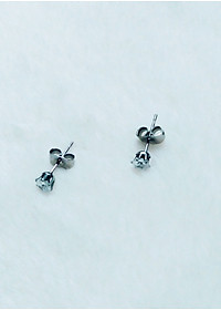 Bông tai nam màu trắng