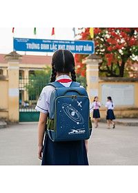 Balo học sinh chống gù cao cấp Xbags Universe xanh – Balo học sinh tiểu học siêu nhẹ nhiều ngăn đệm lưng êm ái họa tiết vũ trụ XB3104