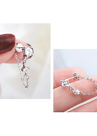 Bông tai đá kiểu dáng cá tính - vành tai tone trắng.