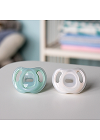 Ty ngậm silicon siêu nhẹ cho bé Tommee Tippee Ultra Light 0-6, 6-18 tháng (vỉ đôi, tách lẻ)