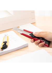 Dao rọc giấy Deli, Vàng, đỏ - 1 cái E2043