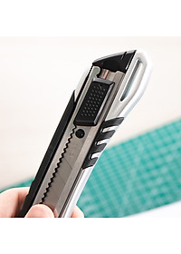 Dao rọc giấy Deli cao su mềm, loại 8 lưỡi tách rời, Bạc - 1 cái - E2057