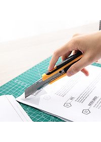 Dao Rọc Giấy Deli, Cao Su Mềm Kèm Hộp Lưỡi Dao, Loại 8 Lưỡi Tách Rời, Vàng - 1 Cái - E2068