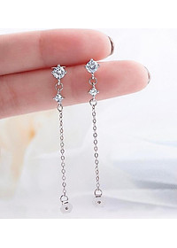 Bông tai đá kiểu dáng cá tính - vành tai tone trắng.