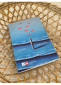 Sách Rải Rác Khắp Nơi Trên Mặt Đất