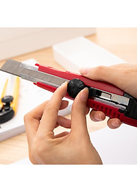 Dao rọc giấy Deli, Vàng, đỏ - 1 cái E2043