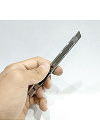 Dao rọc giấy Deli chất liệu kim loại với lưỡi thép SK5, 1 cái - 2058