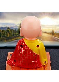 Tượng phật chú tiểu gõ mõ tụng kinh để taplo trang trí xe hơi ô tô