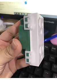 Ổ cắm đôi Panasonic WEV-1582SW dòng Wide, có màng che và dây nối đất - Hàng chính hãng