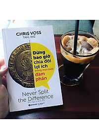 Sách Đừng bao giờ chia đôi lợi ích trong mọi cuộc đàm phán - Alphabooks - BẢN QUYỀN