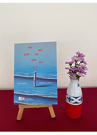 Sách Rải Rác Khắp Nơi Trên Mặt Đất