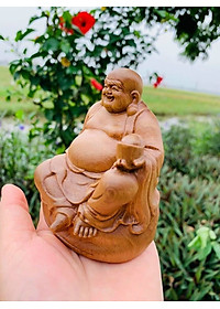 Tượng phật di lặc tay dâng tiền vàng bằng gỗ bách xanh thơm nức kt cao 10×8×6cm