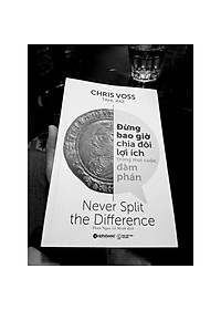 Sách Đừng bao giờ chia đôi lợi ích trong mọi cuộc đàm phán - Alphabooks - BẢN QUYỀN