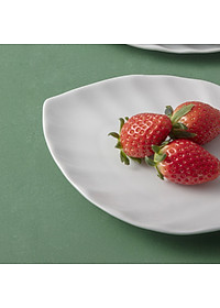 Đĩa lá xoắn bằng sứ trắng Long Phương (hàng thường)