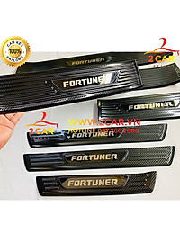 Ốp bậc cửa, nẹp bước chân trong , ngoài xe Fortuner 2017 - 2022 vân carbon cao cấp