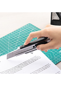 Dao rọc giấy Deli cao su mềm, loại 8 lưỡi tách rời, Bạc - 1 cái - E2057