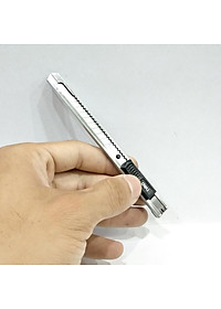 Dao rọc giấy Deli chất liệu kim loại với lưỡi thép SK5, 1 cái - 2058