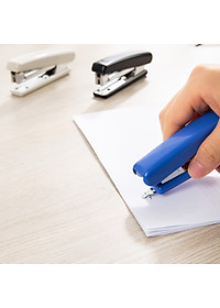 Dập ghim #10 Deli, kèm hộp đựng ghim 15 trang, Đen, xanh, xám - 1 cái E0251