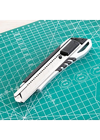 Dao rọc giấy Deli Vỏ Kim Loại cao su mềm chống trượt, loại 8 lưỡi khóa tự động E2057