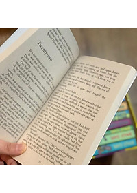 Sách James and the Giant Peach (Roald Dahl, Illustrated by Quentin Blake)