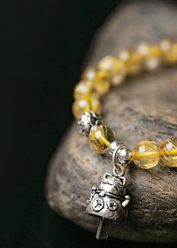 Vòng tay đá thạch anh tóc vàng charm mèo thần tài mệnh thủy, kim - Ngọc Quý Gemstones