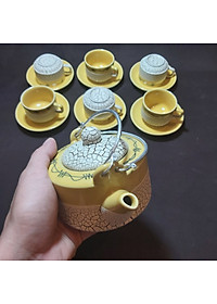 Bộ Ấm Uống trà Bát Tràng Cao Cấp mẫu TRỤ TRÒN có chân đế – Bình trà Hoa văn nổi sần kiểu ĐẤT NẺ cực đẹp – Màu Vàng Gold - 1 ấm, 6 ly, 7 dĩa – Chân Đế Ngăn va chạm mặt bàn, chống bám nước