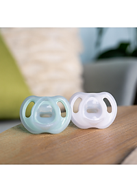 Ty ngậm silicon siêu nhẹ cho bé Tommee Tippee Ultra Light 0-6, 6-18 tháng (vỉ đôi, tách lẻ)