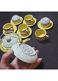 Bộ Ấm Uống trà Bát Tràng Cao Cấp mẫu TRỤ TRÒN có chân đế – Bình trà Hoa văn nổi sần kiểu ĐẤT NẺ cực đẹp – Màu Vàng Gold - 1 ấm, 6 ly, 7 dĩa – Chân Đế Ngăn va chạm mặt bàn, chống bám nước