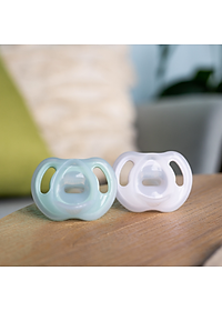 Ty ngậm silicon siêu nhẹ cho bé Tommee Tippee Ultra Light 0-6, 6-18 tháng (vỉ đôi, tách lẻ)