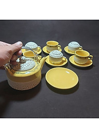 Bộ Ấm Uống trà Bát Tràng Cao Cấp mẫu TRỤ TRÒN có chân đế – Bình trà Hoa văn nổi sần kiểu ĐẤT NẺ cực đẹp – Màu Vàng Gold - 1 ấm, 6 ly, 7 dĩa – Chân Đế Ngăn va chạm mặt bàn, chống bám nước